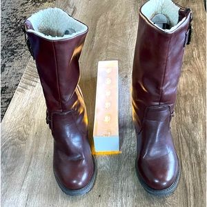 VERSONA women’s boots size 10. Like new.